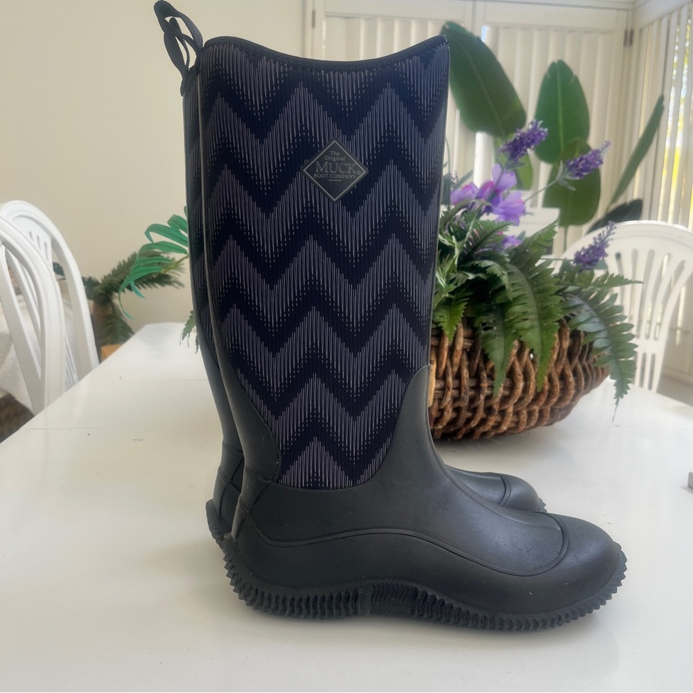 The Muck Boot Co Wmn Sz 10 15” Rain Chore Boot Black Grey Chevron WORN ONCE EUC